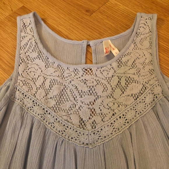 Baby blue sleeveless blouse - Picture 3 of 4